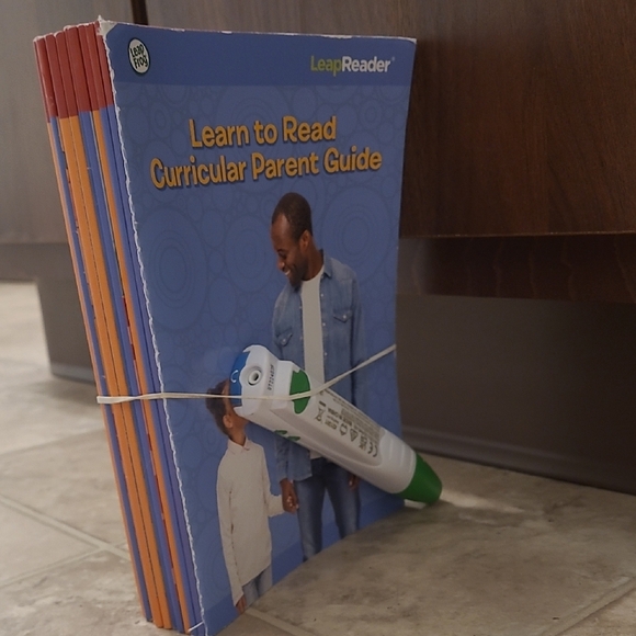 LeapFrog LeapReader with Books - Picture 3 of 5